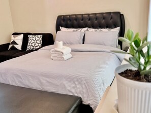 Standard Studio, 1 Queen Bed, Balcony, City View | Desk, free WiFi - One Palm Tree Villas Across MNL Airport T3 (Pasay)