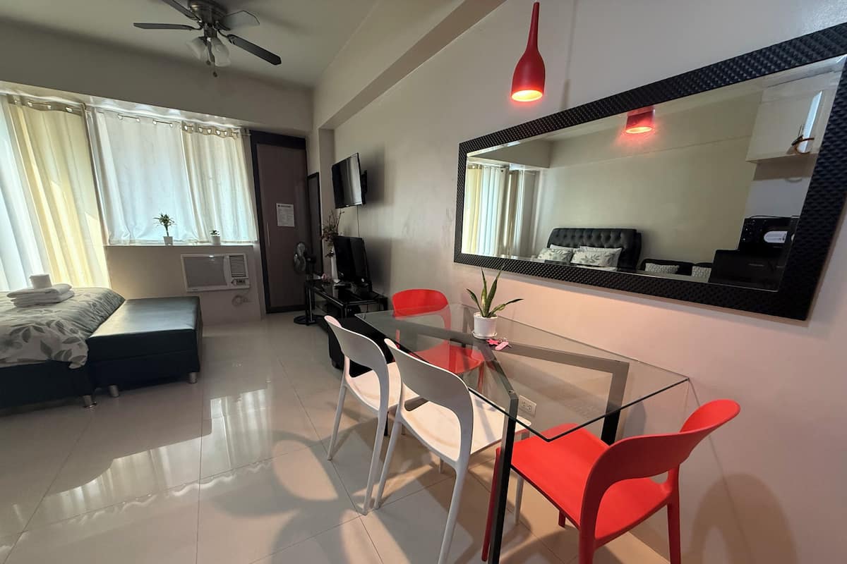 Studio Tiêu chuẩn, 1 giường cỡ queen, ban công, quang cảnh thành phố | Khu phòng khách