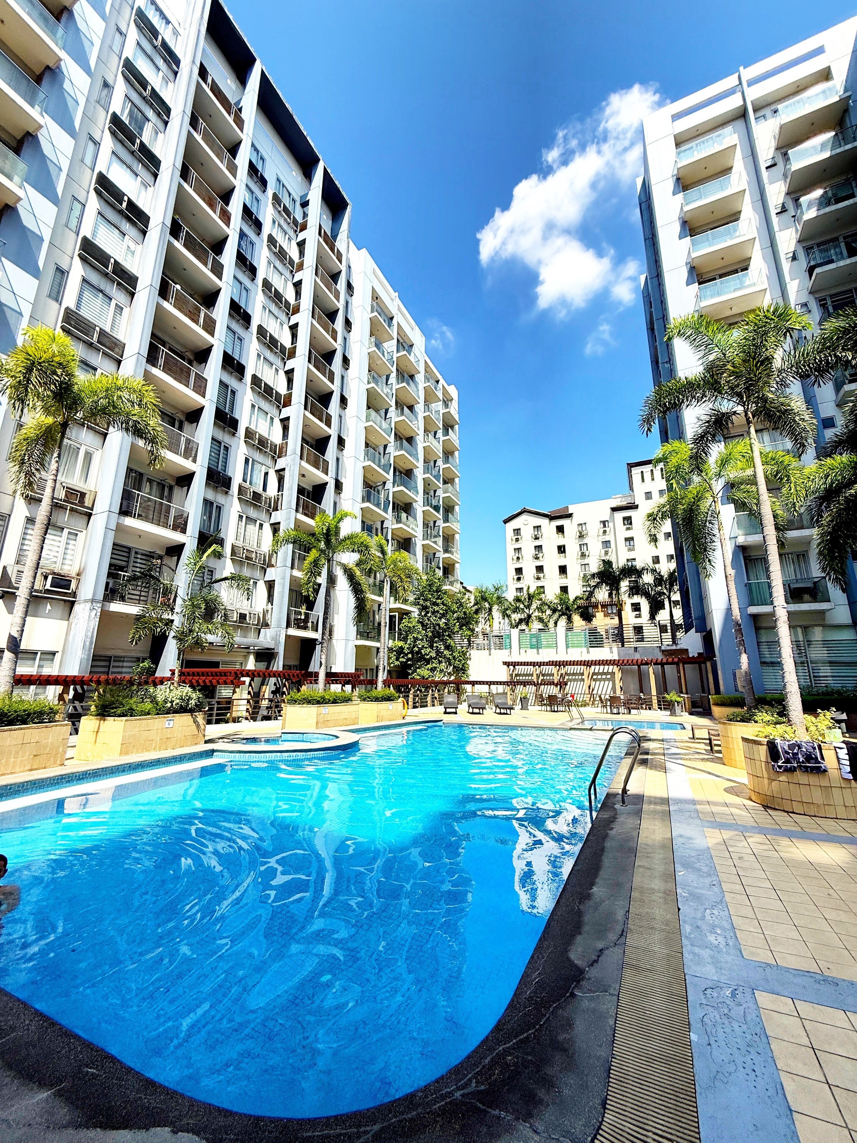 Piscina externa, funciona das 8h às 22h, guarda-sóis, espreguiçadeiras