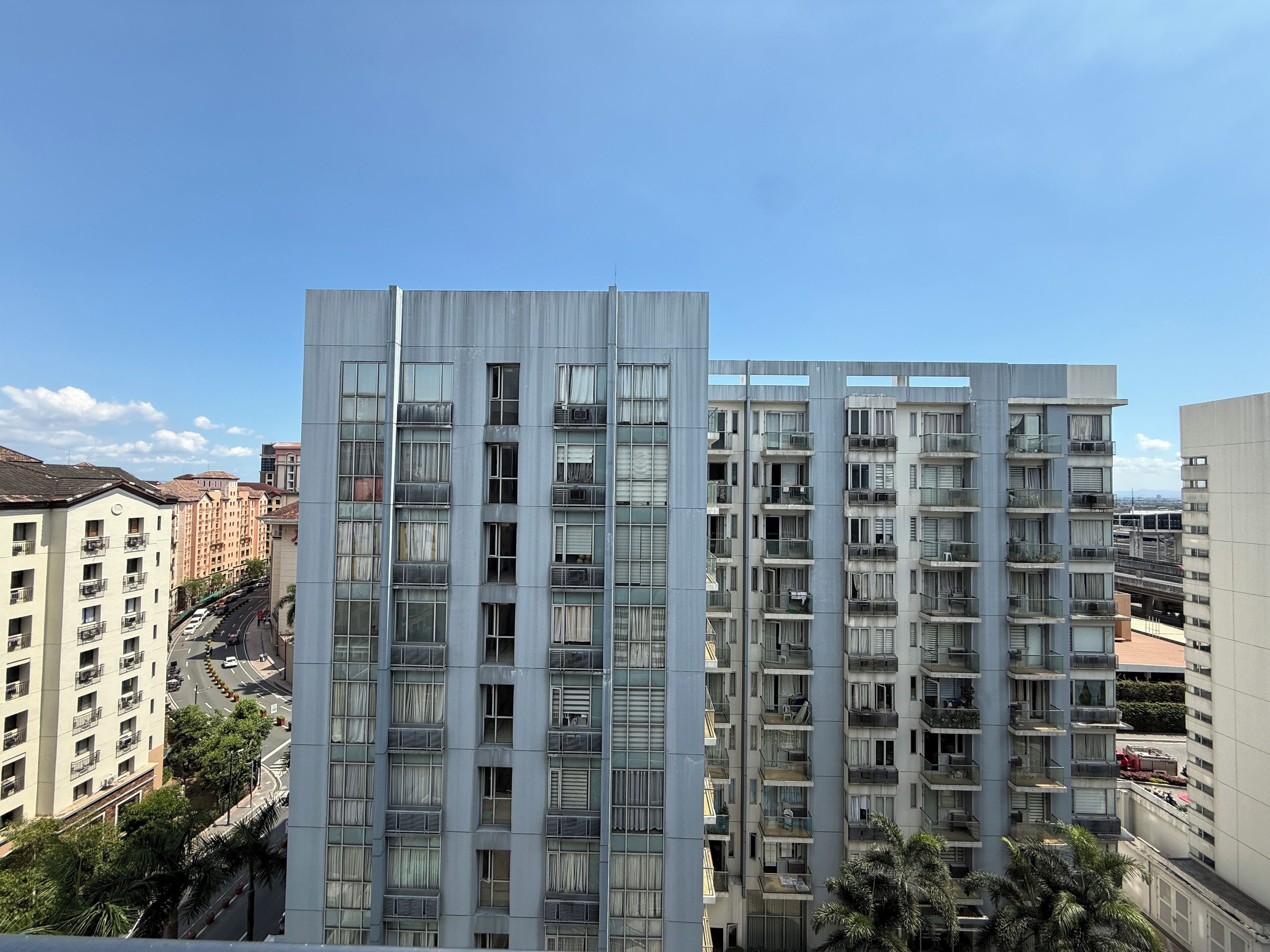 Un edificio residencial de gran altura con varios balcones, ventanas amplias y un diseño arquitectónico moderno.