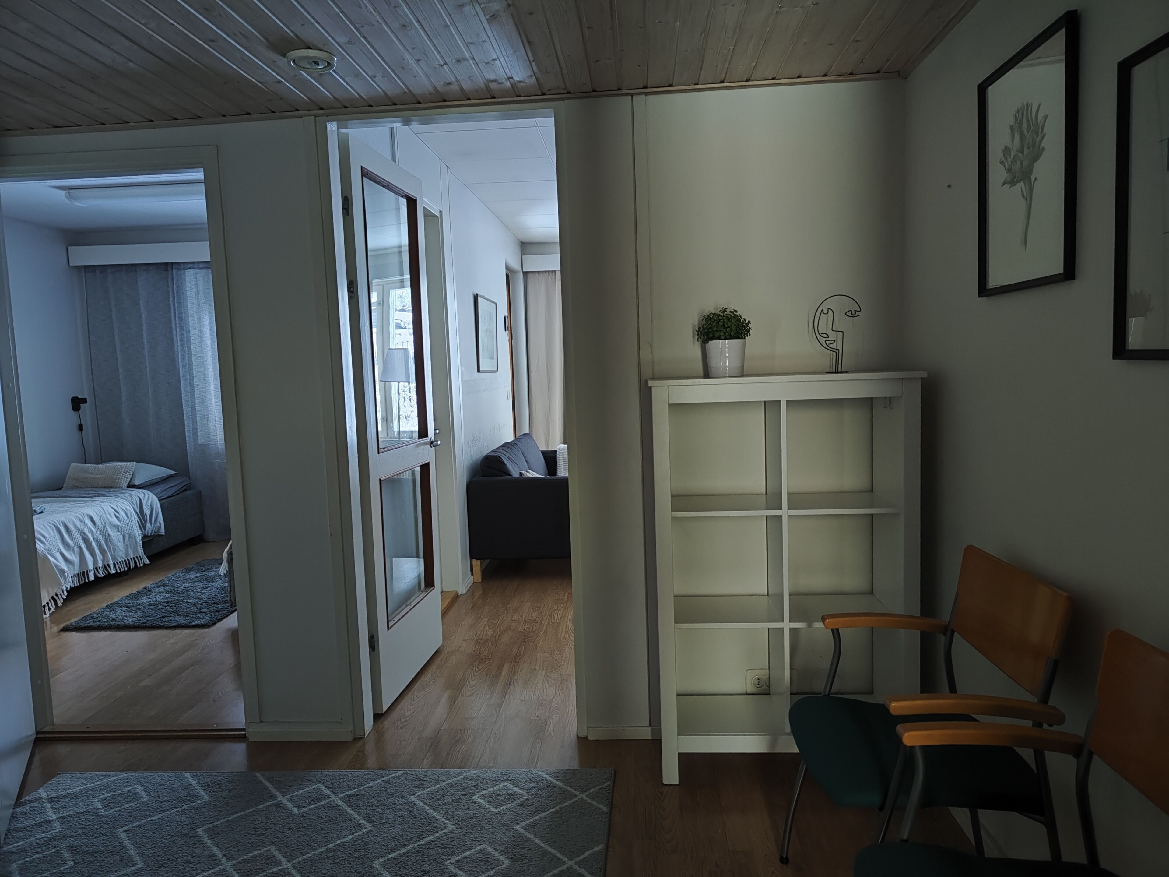 2 室のベッドルーム、デスク、WiFi (無料)、ベッドシーツ