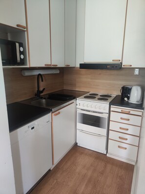 Micro-ondas, lava-louças, cafeteira/chaleira, cadeirão de bebê