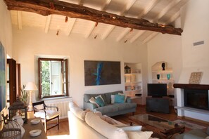 Living area - Magical Tuscan retreat set high among vineyards with pool and breathtaking views (Cuccarello I)