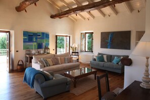 Living area - Magical Tuscan retreat set high among vineyards with pool and breathtaking views (Cuccarello I)