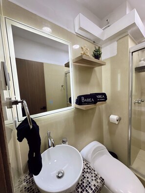 Shower, hair dryer, towels, soap - Townhouse Lujoso, Moderno y Frente al Mar (Tucacas)
