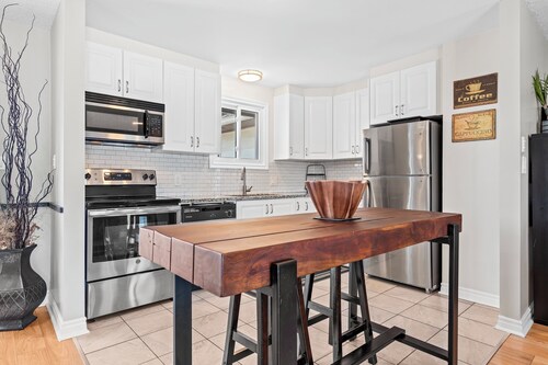 Cozy, Quiet Home in Kingston. Short drive to Queen's University. Pet Friendly!