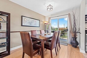 Dining - Cozy, Quiet Home in Kingston. Short drive to Queen's University. Pet Friendly! (Kingston)