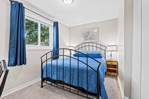 Room - Cozy, Quiet Home in Kingston. Short drive to Queen's University. Pet Friendly! (Kingston)