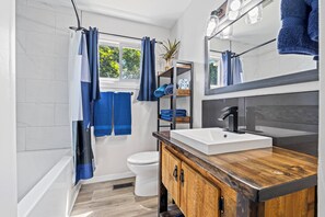 Bathroom - Cozy, Quiet Home in Kingston. Short drive to Queen's University. Pet Friendly! (Kingston)