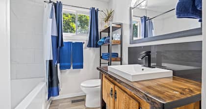 Cozy, Quiet Home in Kingston. Short drive to Queen's University. Pet Friendly!