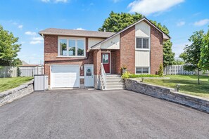 Exterior - Cozy, Quiet Home in Kingston. Short drive to Queen's University. Pet Friendly! (Kingston)