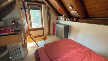 1 bedroom, bed sheets