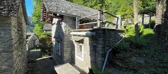 Beautiful Rustico entrance Verzasca valley for 2 p. Quiet, central - no pets