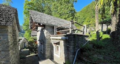 Beautiful Rustico entrance Verzasca valley for 2 p. Quiet, central - no pets