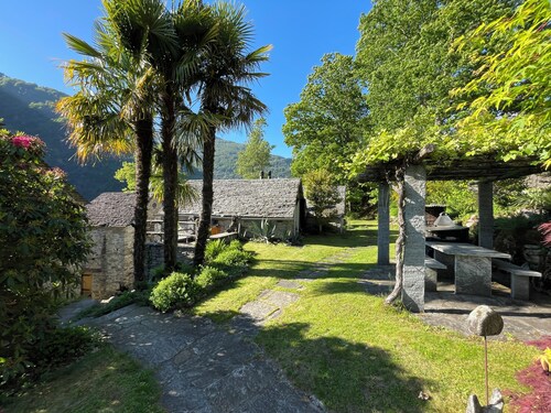 Beautiful Rustico entrance Verzasca valley for 2 p. Quiet, central - no pets