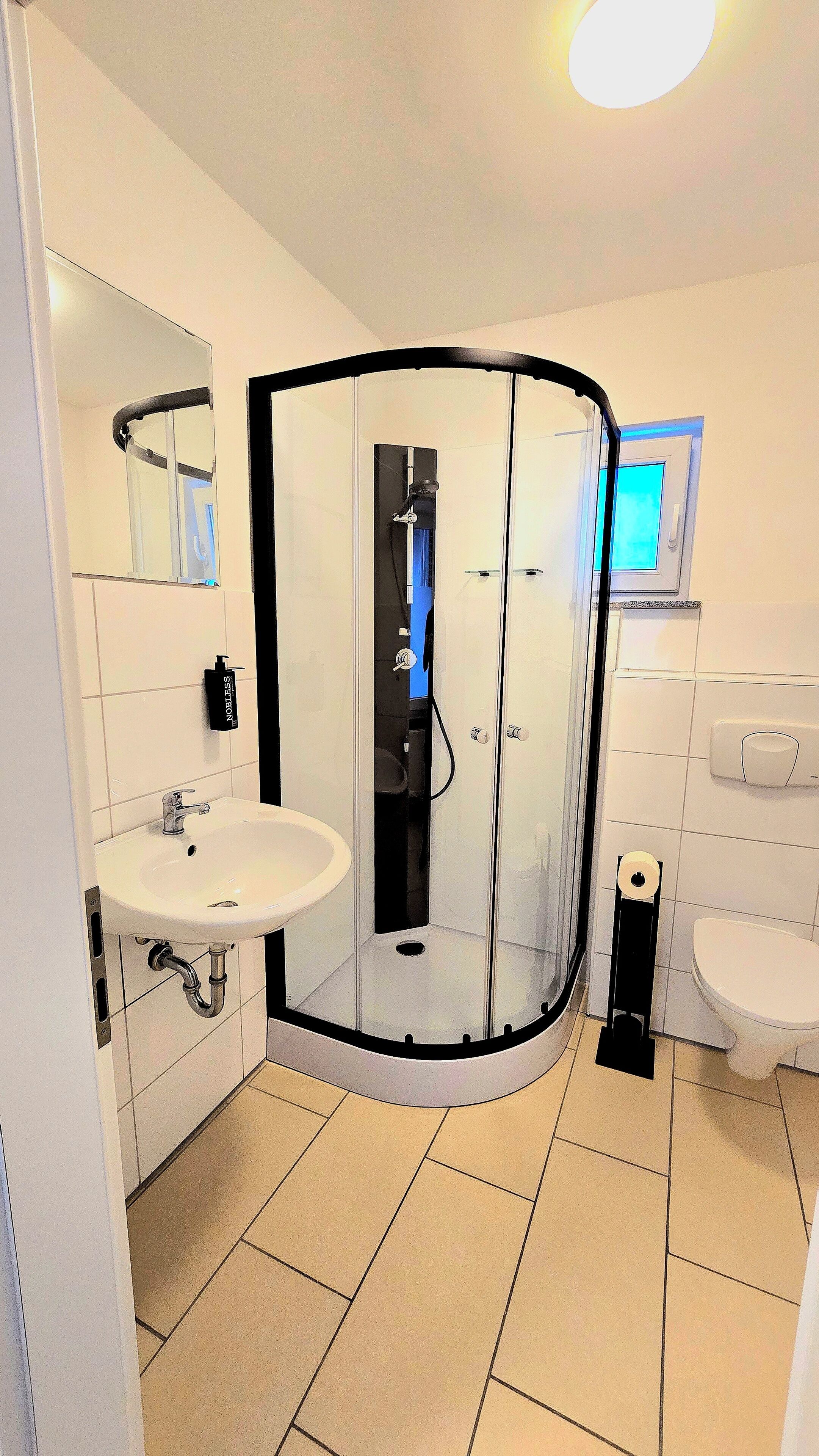 淋浴设施、吹风机、坐浴桶、毛巾