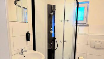 淋浴设施、吹风机、坐浴桶、毛巾