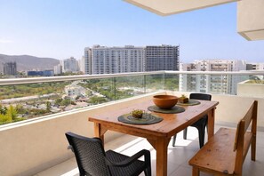 Outdoor dining - Spectacular luxury apartment, partial ocean view (Gaira)
