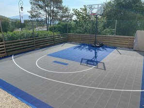 Sports court - SAINT-JEANNET, Village in the Préalpes d'Azur, near NICE, SAINT-PAUL-DE-VENCE (Saint-Jeannet)