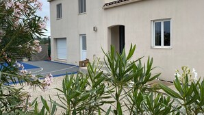 A two-story building with a flat roof, a covered patio area, and a basketball court. - SAINT-JEANNET, Village in the Préalpes d'Azur, near NICE, SAINT-PAUL-DE-VENCE (Saint-Jeannet)