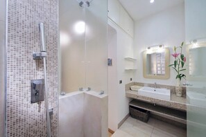 Shower, hair dryer, bidet, towels - Casa Lenilli - Beautiful apartment in Testaccio (Roma)