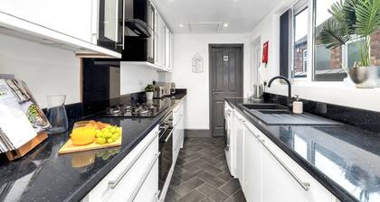 Chorlton House | Free Parking | 2BR Stoke-on-Trent