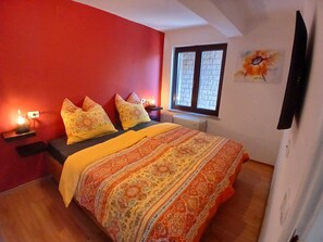 Tabla de planchar con plancha, wifi gratis, ropa de cama