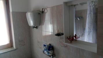 Dusche, Haartrockner, Bidet, Handtücher