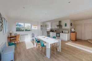 Private kitchen - Charming Holiday Home in Porspoder (Porspoder)