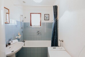Bathroom - Charming Holiday Home in Porspoder (Porspoder)