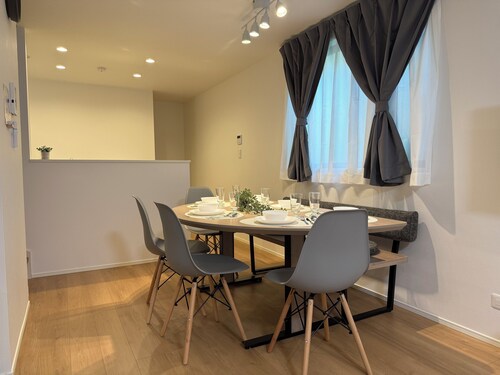 16 min. walk to Tokyo Disney Resort (Maihama Station), 6 min. drive / 2 min. walk from nearest bus stop / Accommodates up to 9 people / New 100 ㎡ detached facility with free parking