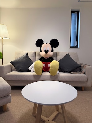 Living area - 16 min. walk to Tokyo Disney Resort (Maihama Station), 6 min. drive / 2 min. walk from nearest bus stop / Accommodates up to 9 people / New 100 ㎡ detached facility with free parking (浦安市富士見5丁目)