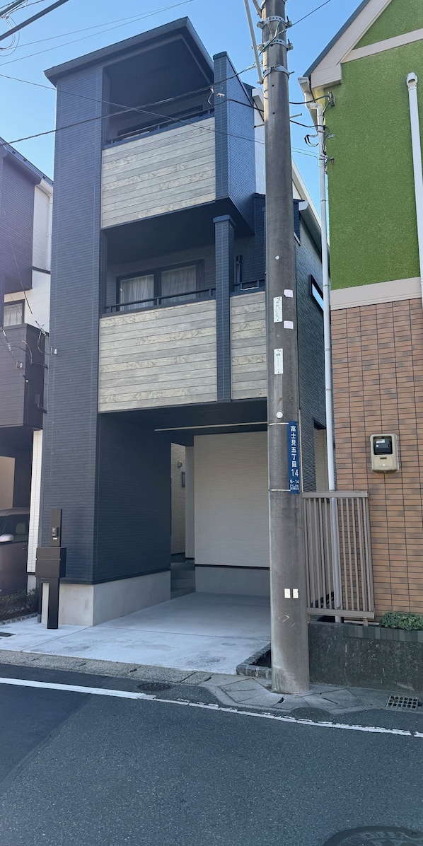 Exterior - 16 min. walk to Tokyo Disney Resort (Maihama Station), 6 min. drive / 2 min. walk from nearest bus stop / Accommodates up to 9 people / New 100 ㎡ detached facility with free parking (浦安市富士見5丁目)