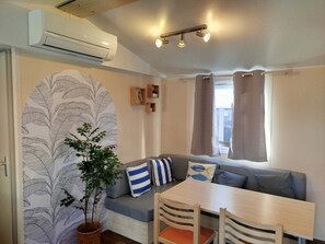 Interior - Quiet, well-shaded mobile home, swimming pool, play area. 5 minutes from the lake. (Sainte-Croix-du-Verdon)