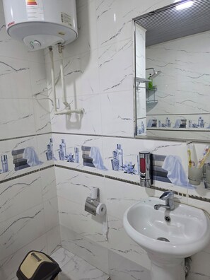 Dusche, Haartrockner, Seife, Shampoo