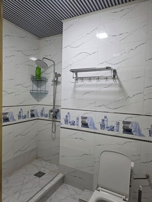 シャワー、ヘアドライヤー、石鹸、シャンプー