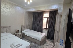 ノートパソコン用作業スペース、WiFi (無料)