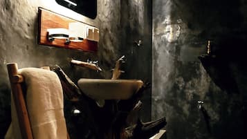 Habitación estándar con 1 cama matrimonial o 2 individuales | Baño | Regadera, amenidades de baño gratuitas, toallas, jabón