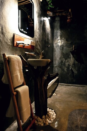 Habitación estándar con 1 cama matrimonial o 2 individuales | Baño | Regadera, amenidades de baño gratuitas, toallas, jabón 