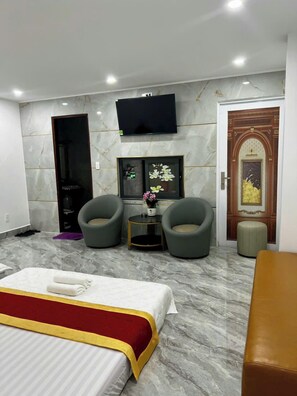 Family Room | Desk, free WiFi - Khach San Paradise Sai Gon (Ho Chi Minh)