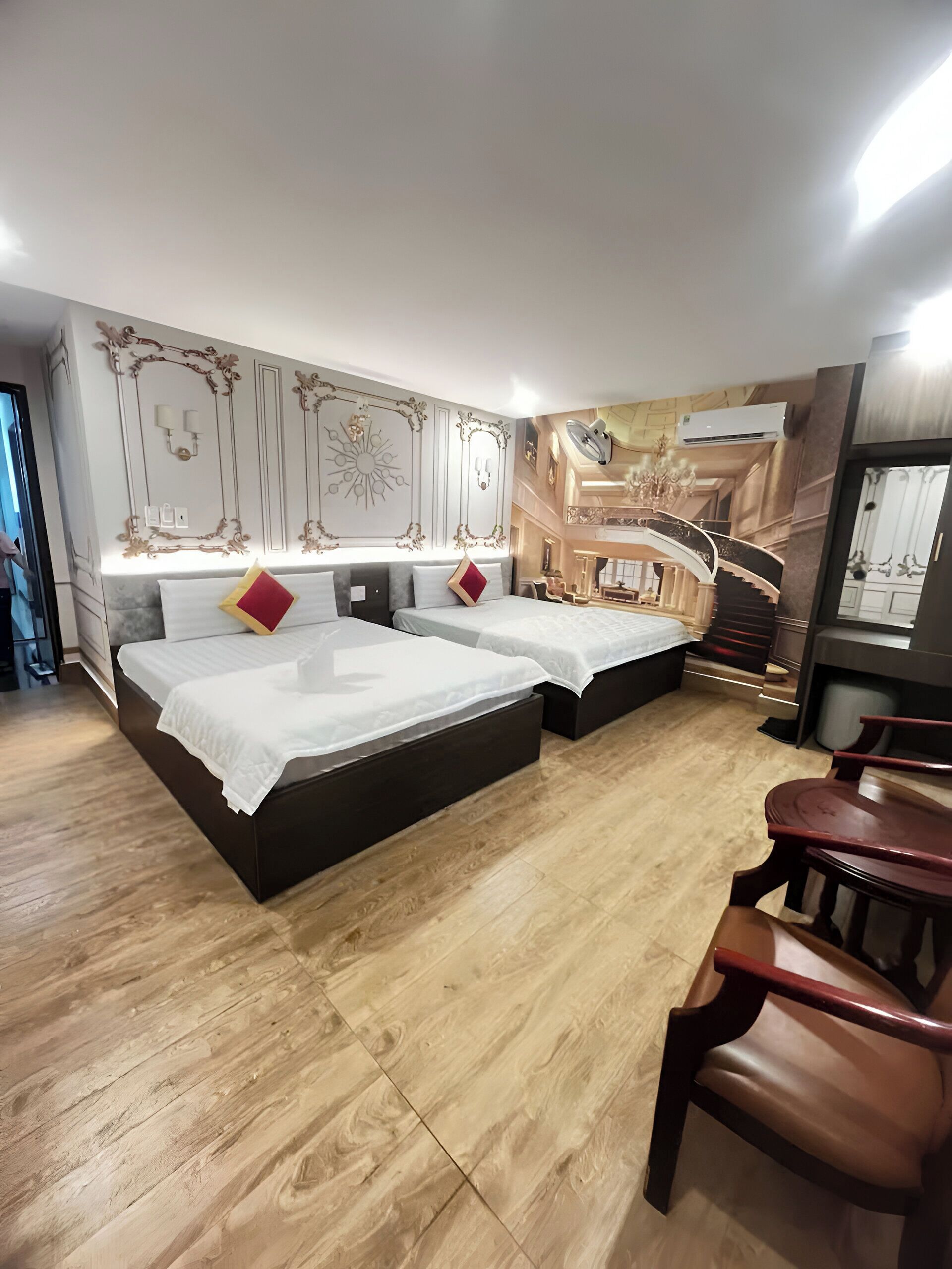 Family Room | Desk, free WiFi