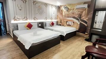 Family Room | Desk, free WiFi