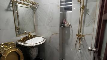 Basic Double Room | Bathroom | Shower, rainfall showerhead, hair dryer, towels