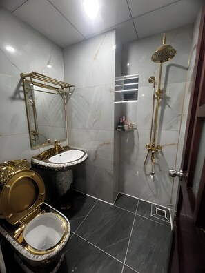 Habitación básica doble | Baño | Ducha, cabezal de ducha tipo lluvia, secador de pelo y toallas