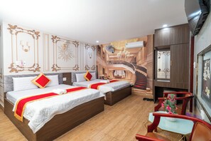 Ein Hotelzimmer mit zwei Betten, einer Treppe und einem Essbereich.