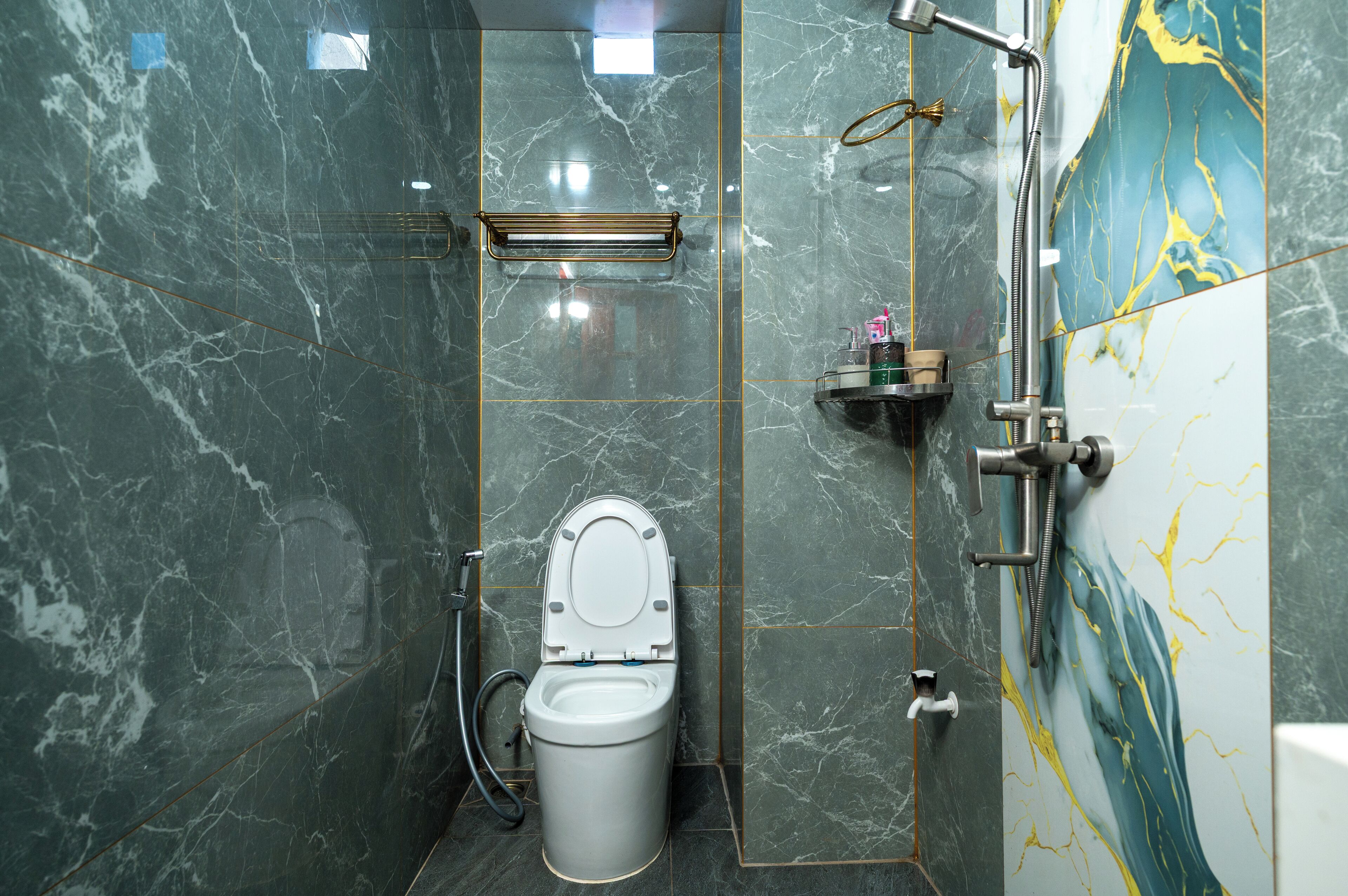 Family Room | Bathroom | Shower, rainfall showerhead, hair dryer, towels