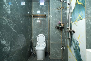 Family Room | Bathroom | Shower, rainfall showerhead, hair dryer, towels - Khach San  Paradise Sai Gon (Ho Chi Minh)