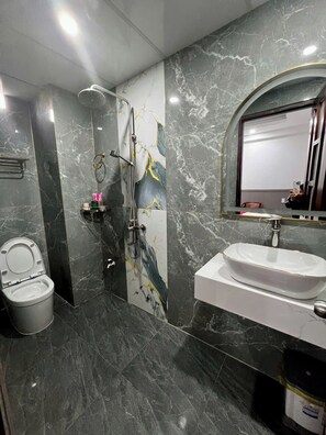 Basic Double Room | Bilik Mandi | Pancuran mandi, hulu semburan mandi hujan, pengering rambut 