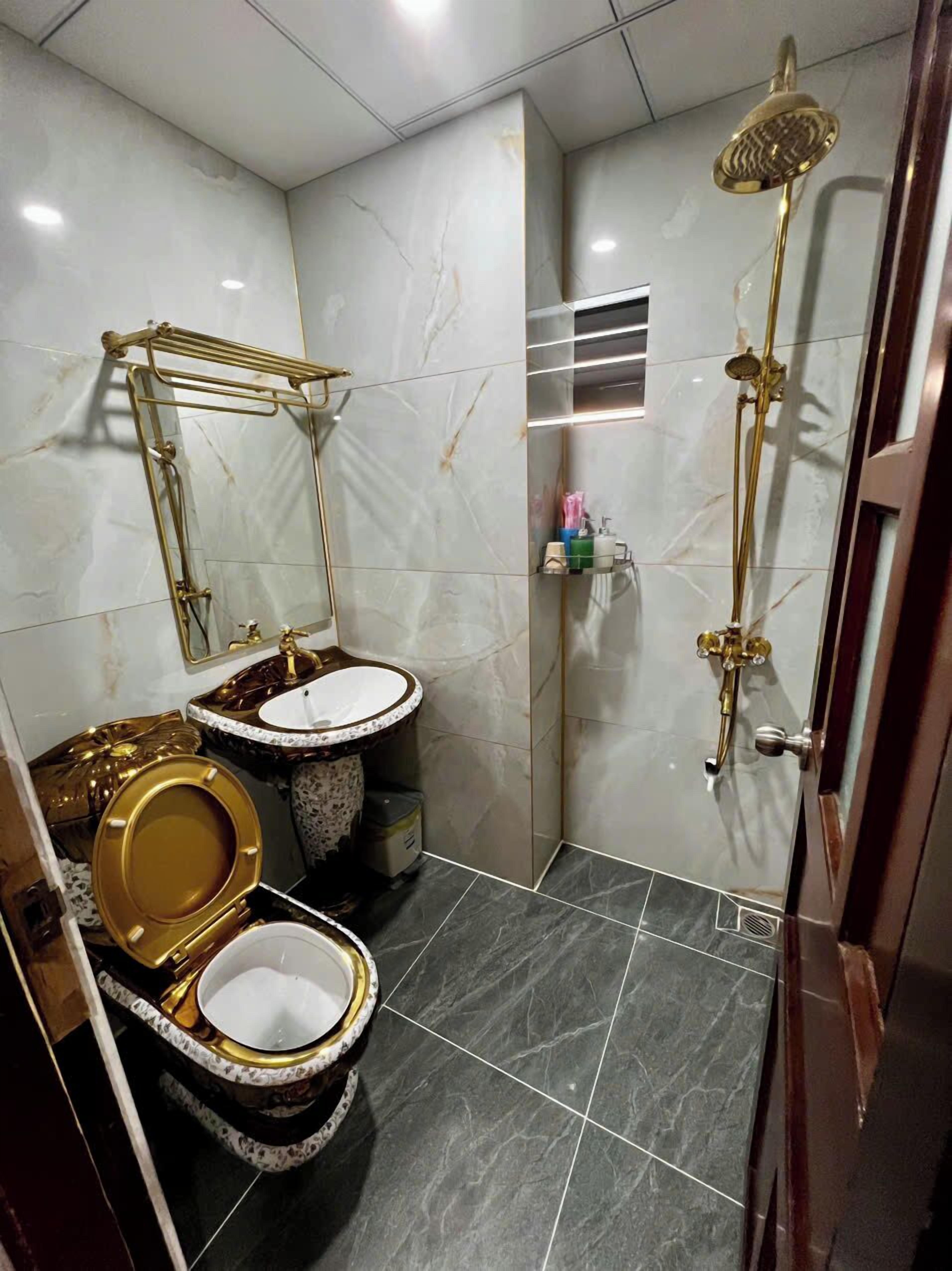 Familiekamer | Badkamer | Een douche, een regendouche, een haardroger, handdoeken