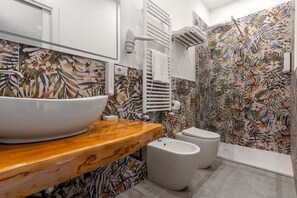 Dusche, Haartrockner, Bidet, Handtücher